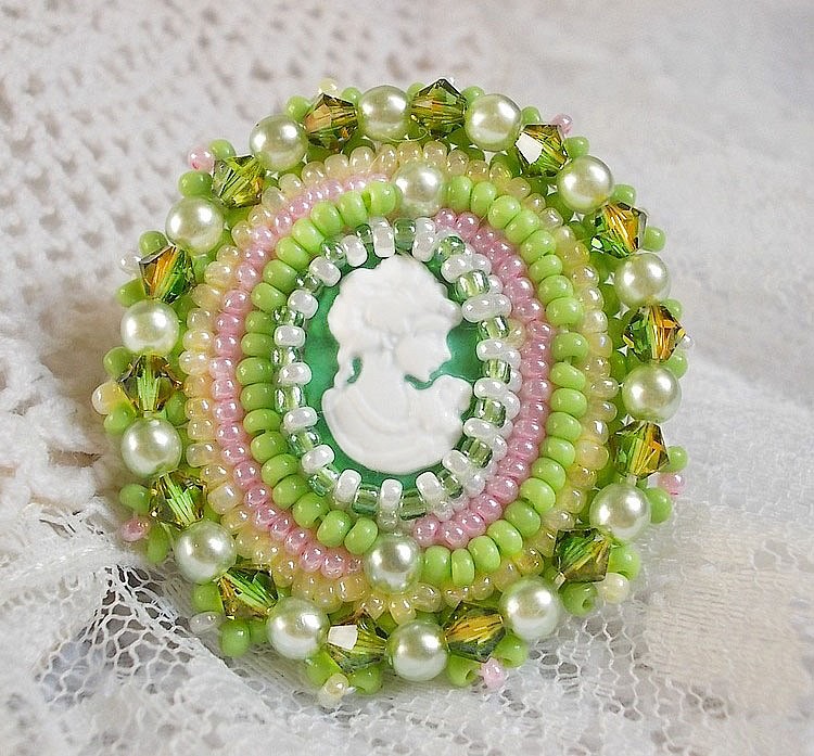 Anisse ring brodert med en harpiks cabochon portrett av en kvinne med roser og Swarovski-krystaller