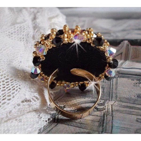 Sacred Black Ring brodert med vintage Swarovski-krystaller, fasetter og frøperler