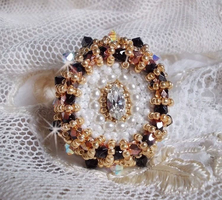 Sacred Black Ring brodert med vintage Swarovski-krystaller, fasetter og frøperler