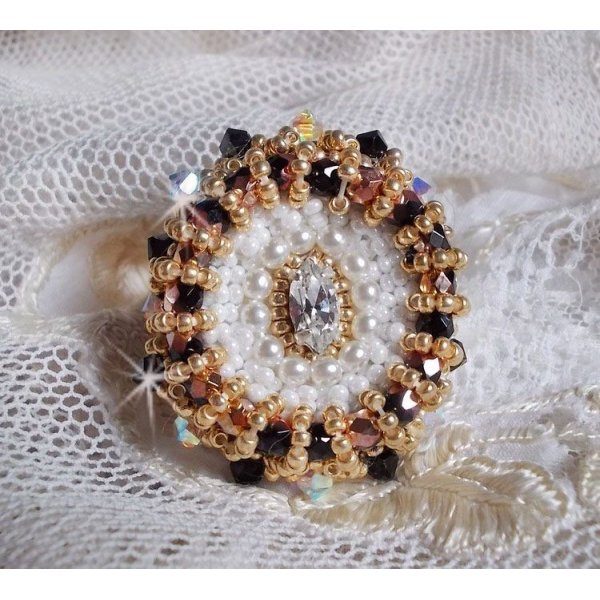 Sacred Black Ring brodert med vintage Swarovski-krystaller, fasetter og frøperler