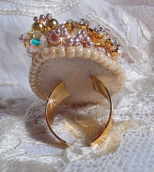 Bague Poudre de Riz brod&eacute;e avec des cristaux de Swarovki fa&ccedil;on vintage et des perles de Culture