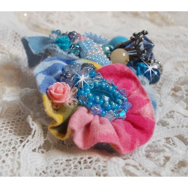 Far West h&aring;rspenne brodert med halvedelstener (sodalitt og gul jade), jeansstoff med blomster, Swarovski-krystaller og fr&oslash;perler