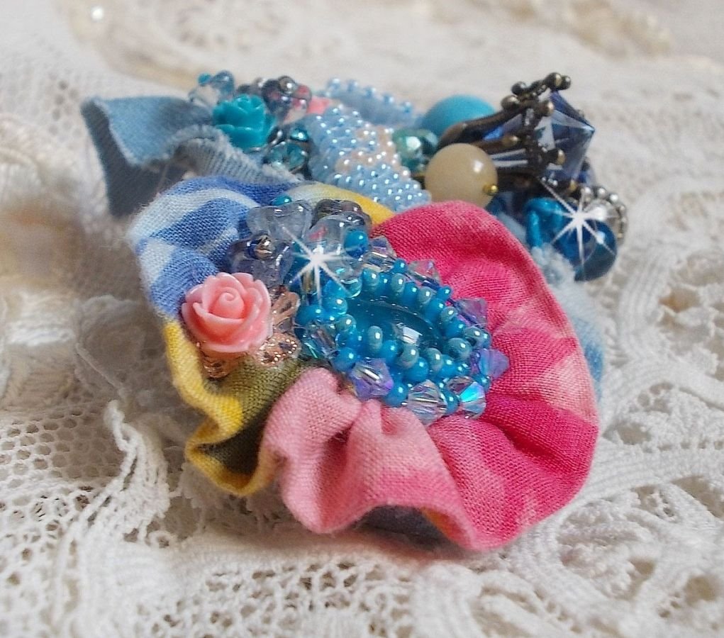 Far West hårspenne brodert med halvedelstener (sodalitt og gul jade), jeansstoff med blomster, Swarovski-krystaller og frøperler
