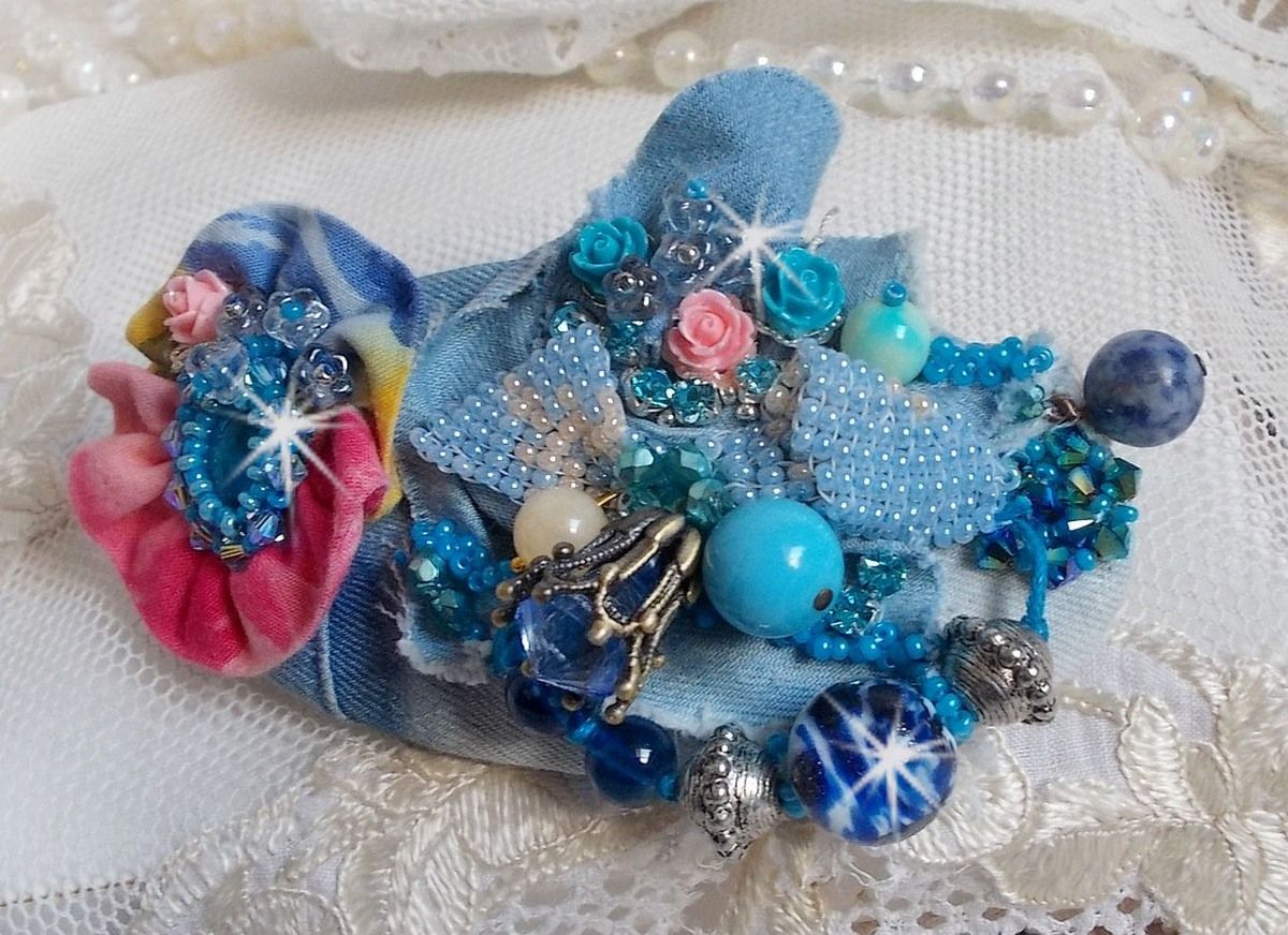 Far West hårspenne brodert med halvedelstener (sodalitt og gul jade), jeansstoff med blomster, Swarovski-krystaller og frøperler