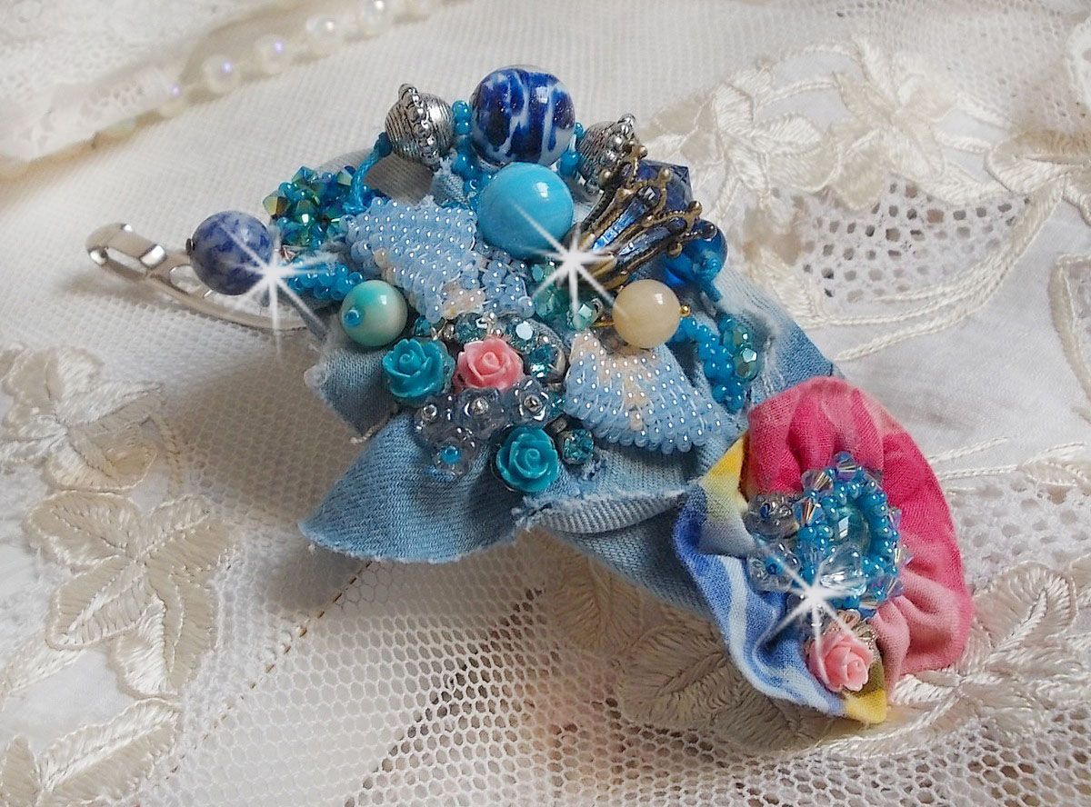 Far West hårspenne brodert med halvedelstener (sodalitt og gul jade), jeansstoff med blomster, Swarovski-krystaller og frøperler