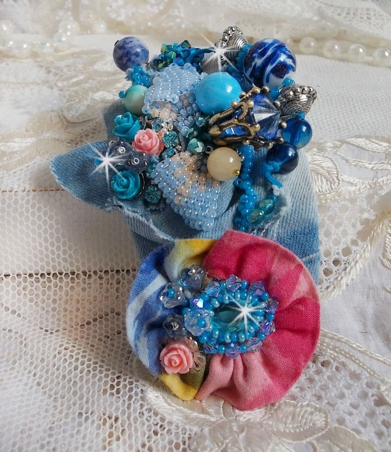 Far West hårspenne brodert med halvedelstener (sodalitt og gul jade), jeansstoff med blomster, Swarovski-krystaller og frøperler