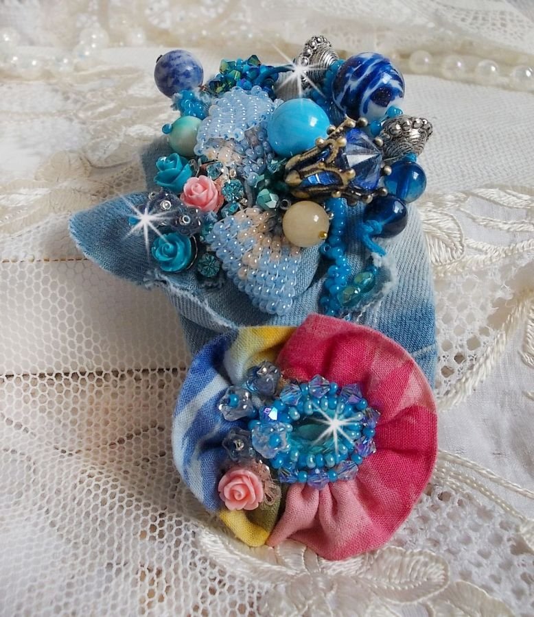 Far West hårspenne brodert med halvedelstener (sodalitt og gul jade), jeansstoff med blomster, Swarovski-krystaller og frøperler
