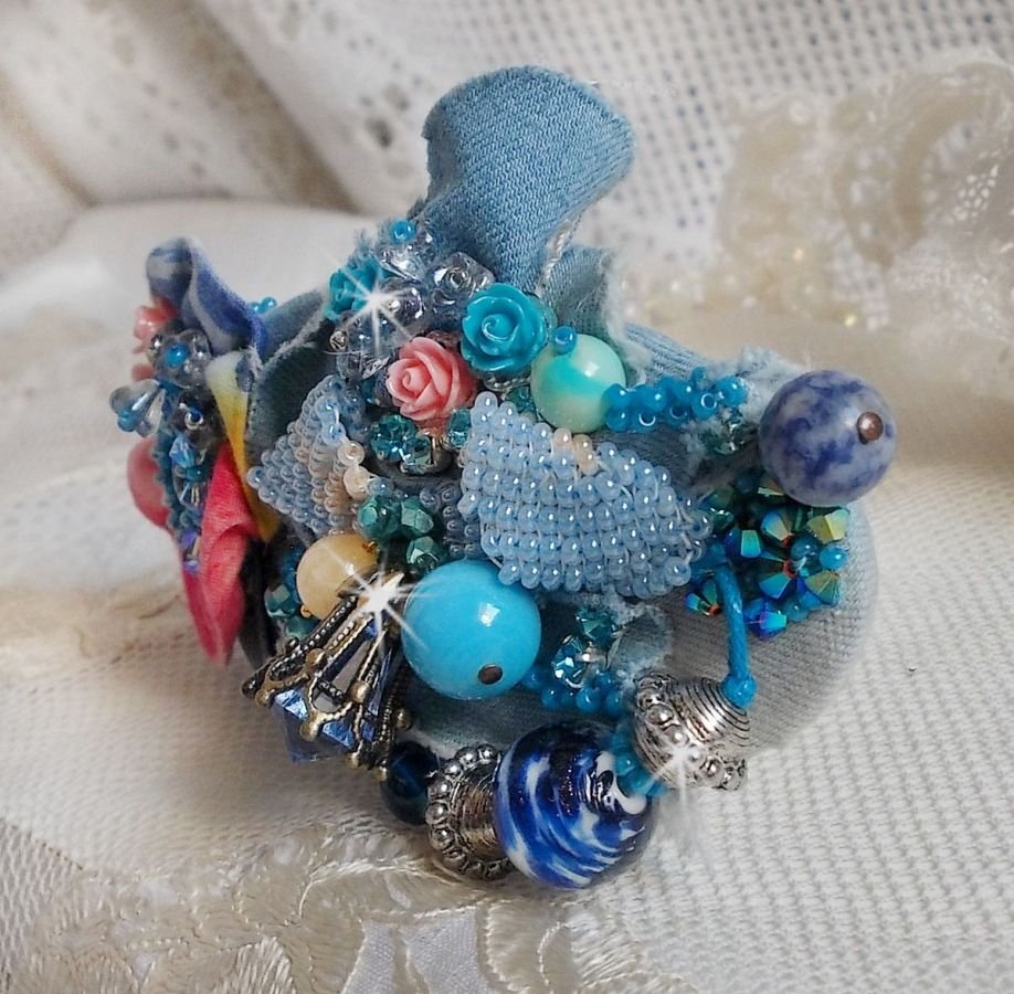 Far West hårspenne brodert med halvedelstener (sodalitt og gul jade), jeansstoff med blomster, Swarovski-krystaller og frøperler