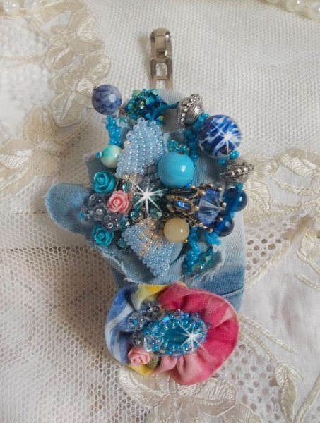 Far West h&aring;rspenne brodert med halvedelstener (sodalitt og gul jade), jeansstoff med blomster, Swarovski-krystaller og fr&oslash;perler