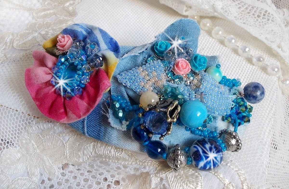 Far West hårspenne brodert med halvedelstener (sodalitt og gul jade), jeansstoff med blomster, Swarovski-krystaller og frøperler