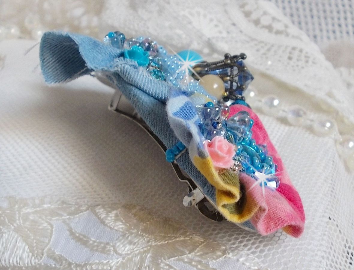 Far West hårspenne brodert med halvedelstener (sodalitt og gul jade), jeansstoff med blomster, Swarovski-krystaller og frøperler