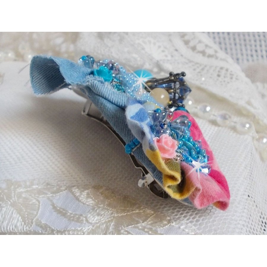 Far West hårspenne brodert med halvedelstener (sodalitt og gul jade), jeansstoff med blomster, Swarovski-krystaller og frøperler