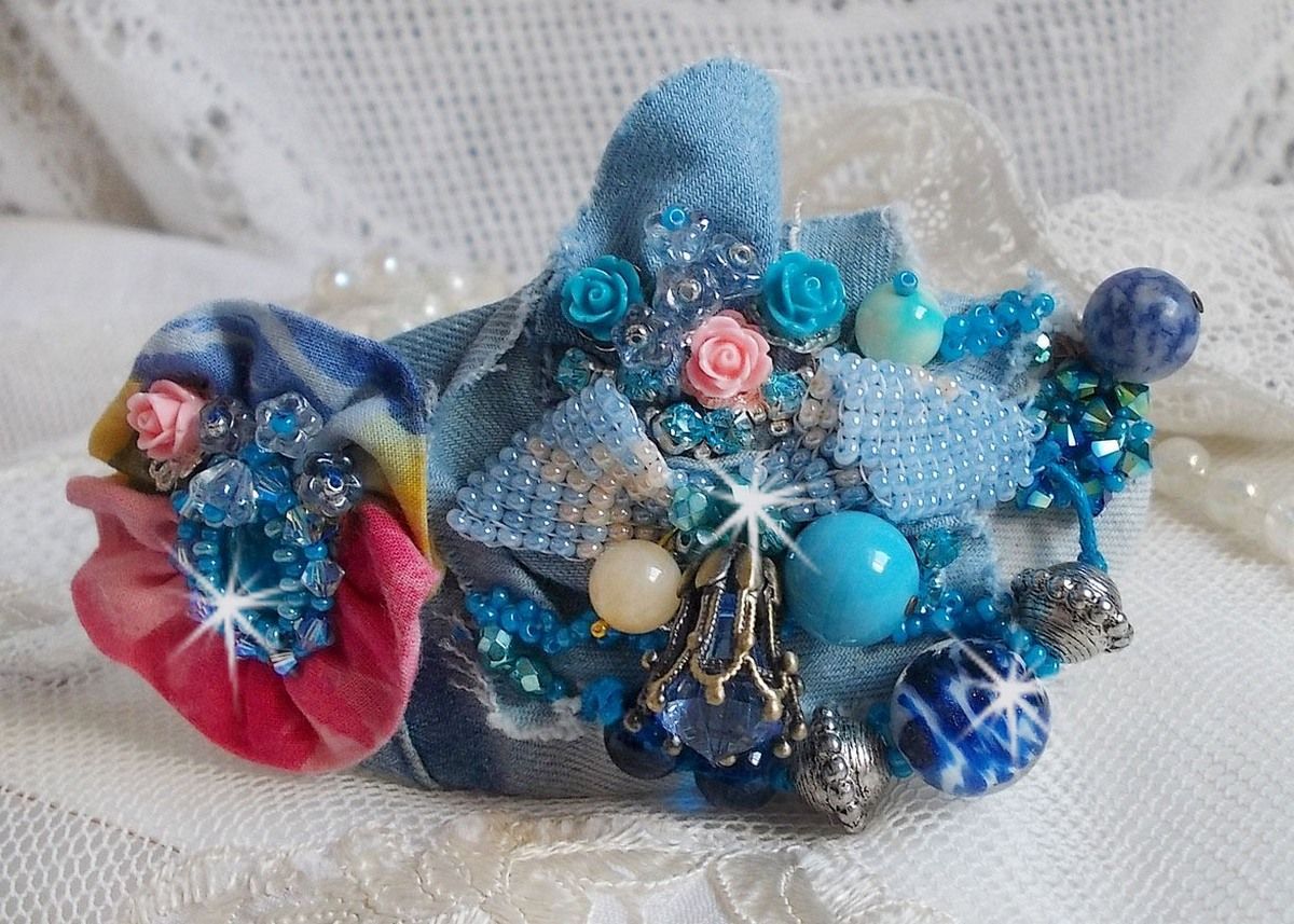 Far West hårspenne brodert med halvedelstener (sodalitt og gul jade), jeansstoff med blomster, Swarovski-krystaller og frøperler