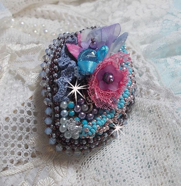 Mademoiselle Bluse Haute-Couture h&aring;rspenne brodert med perlegr&aring; blonder, runde perler, Lucite-blomster og fr&oslash;perler