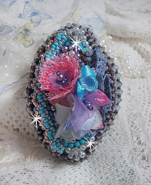 Mademoiselle Bluse Haute-Couture h&aring;rspenne brodert med perlegr&aring; blonder, runde perler, Lucite-blomster og fr&oslash;perler