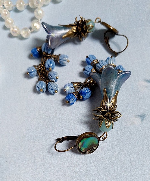 BO Abalone, pierres de Gemme : cabochon  Abalone et perles rondes Amazonite, boutons de roses en verre, calottes, cha&icirc;ne. Le tout est fini sur des dormeuses en M&eacute;tal. Une fa&ccedil;on Nature et Chic