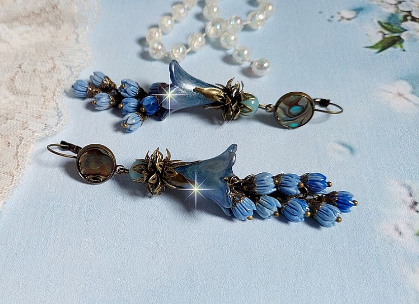 BO Abalone, pierres de Gemme : cabochon  Abalone et perles rondes Amazonite, boutons de roses en verre, calottes, cha&icirc;ne. Le tout est fini sur des dormeuses en M&eacute;tal. Une fa&ccedil;on Nature et Chic