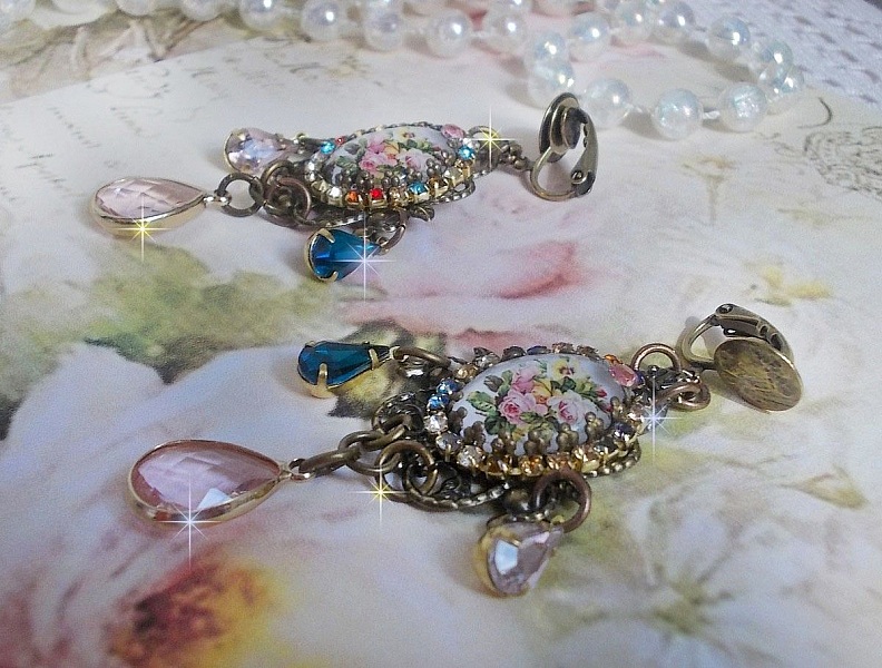 BO Affection of Roses laget med glass cabochons som forestiller en bukett, glassperler, rhinestones i forskjellige farger og messing tilbeh&oslash;r.