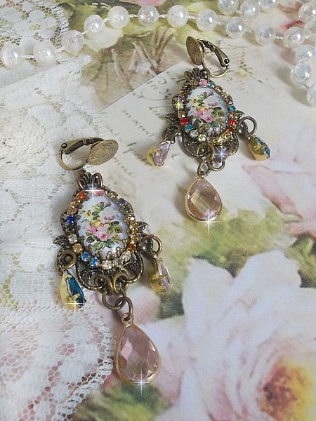 BO Affection of Roses laget med glass cabochons som forestiller en bukett, glassperler, rhinestones i forskjellige farger og messing tilbeh&oslash;r.