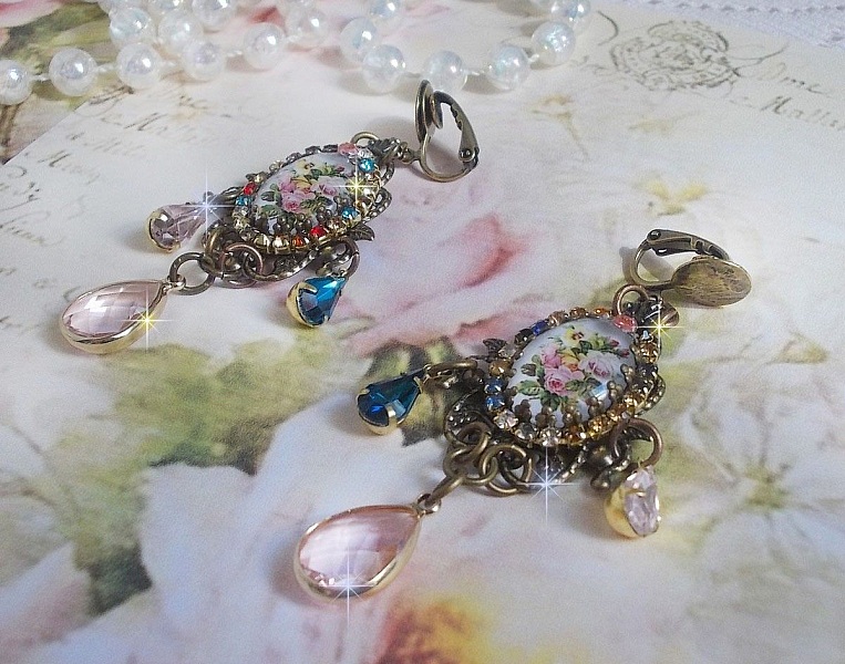 BO Affection of Roses laget med glass cabochons som forestiller en bukett, glassperler, rhinestones i forskjellige farger og messing tilbeh&oslash;r.