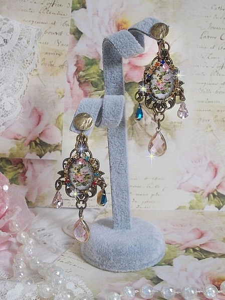 BO Affection of Roses laget med glass cabochons som forestiller en bukett, glassperler, rhinestones i forskjellige farger og messing tilbeh&oslash;r.