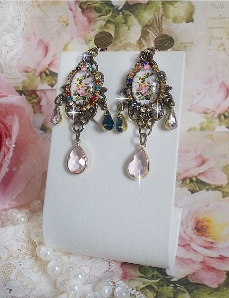 BO Affection of Roses laget med glass cabochons som forestiller en bukett, glassperler, rhinestones i forskjellige farger og messing tilbeh&oslash;r.