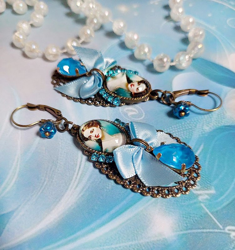 BO Aily cr&eacute;&eacute;es avec cabochons loupes, n&oelig;ud satin, strass, perles Cristal Swarovski, dormeuses laiton