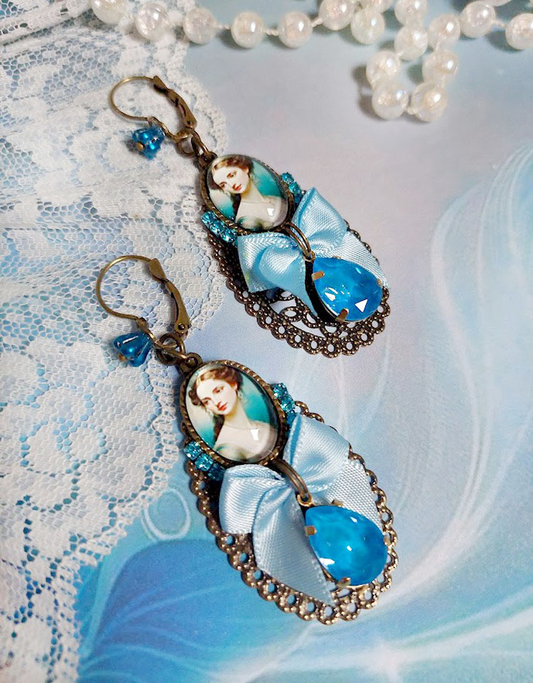 BO Aily cr&eacute;&eacute;es avec cabochons loupes, n&oelig;ud satin, strass, perles Cristal Swarovski, dormeuses laiton