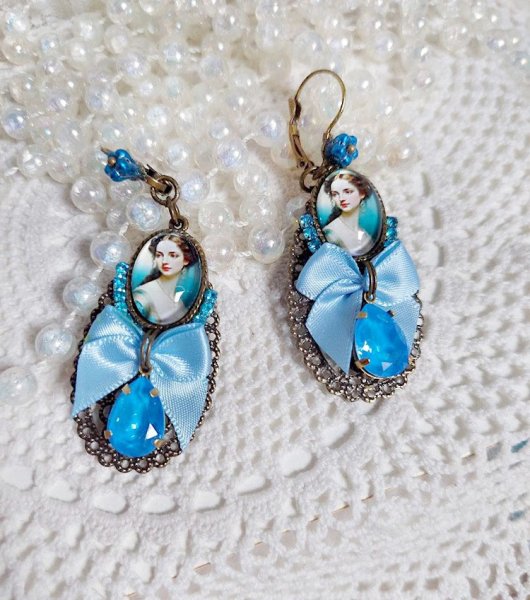 BO Aily cr&eacute;&eacute;es avec cabochons loupes, n&oelig;ud satin, strass, perles Cristal Swarovski, dormeuses laiton