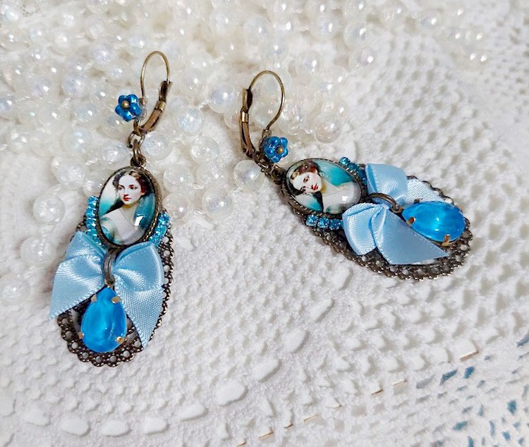 BO Aily cr&eacute;&eacute;es avec cabochons loupes, n&oelig;ud satin, strass, perles Cristal Swarovski, dormeuses laiton