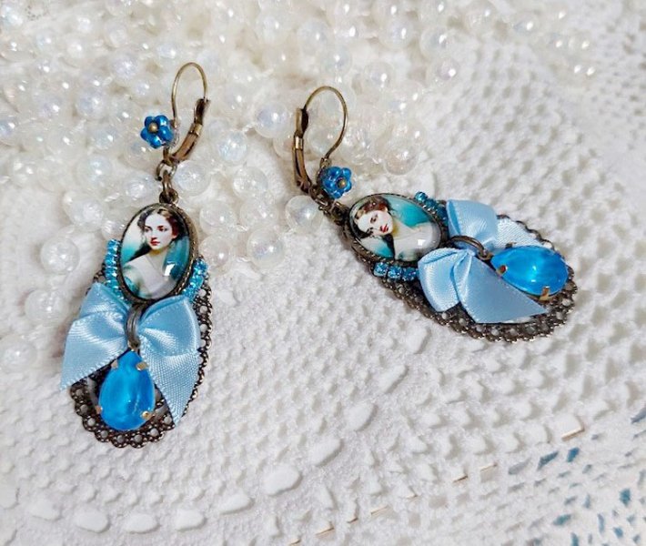 BO Aily cr&eacute;&eacute;es avec cabochons loupes, n&oelig;ud satin, strass, perles Cristal Swarovski, dormeuses laiton