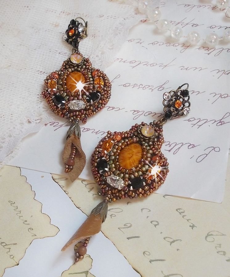 BO Amber Romance skapt med et karamellfarget kuskinn og Swarovski-krystaller.