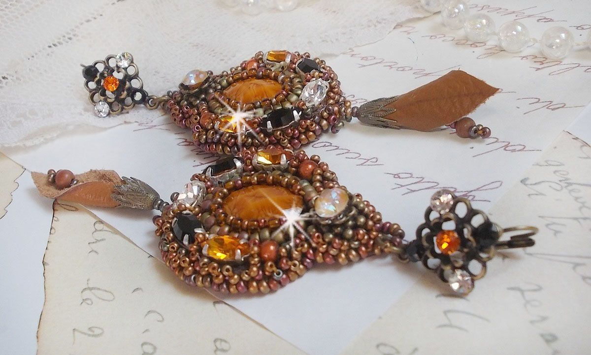 BO Amber Romance skapt med et karamellfarget kuskinn og Swarovski-krystaller.