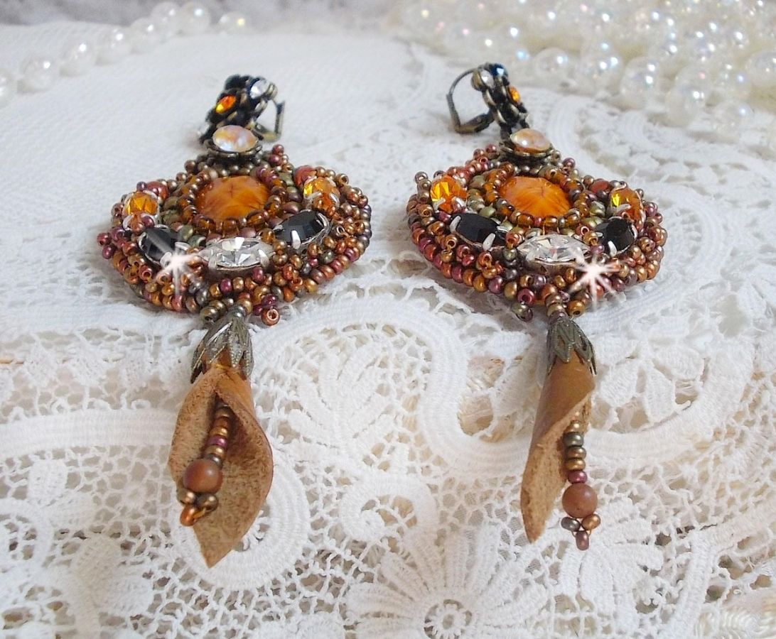 BO Amber Romance skapt med et karamellfarget kuskinn og Swarovski-krystaller.