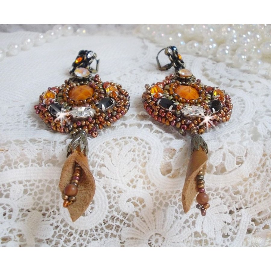 BO Amber Romance skapt med et karamellfarget kuskinn og Swarovski-krystaller.