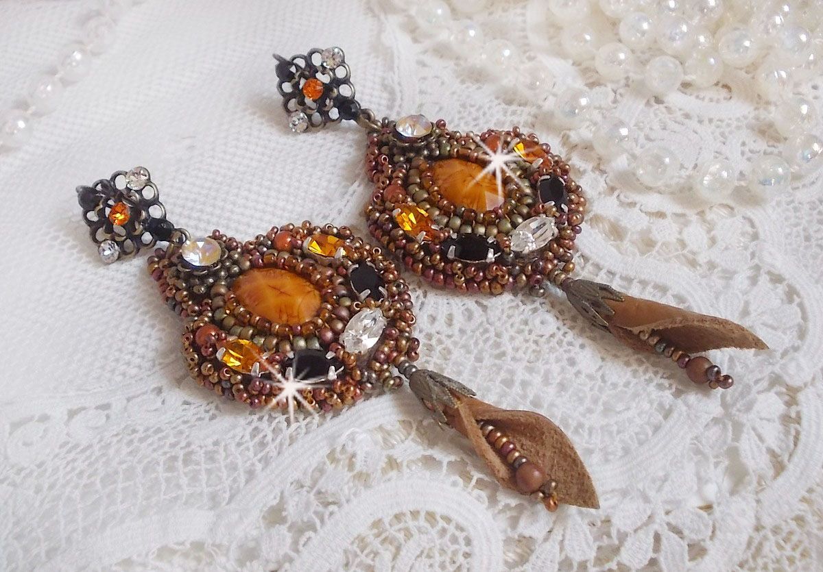 BO Amber Romance skapt med et karamellfarget kuskinn og Swarovski-krystaller.