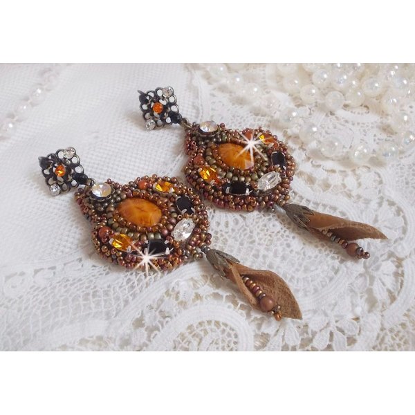 BO Amber Romance skapt med et karamellfarget kuskinn og Swarovski-krystaller.