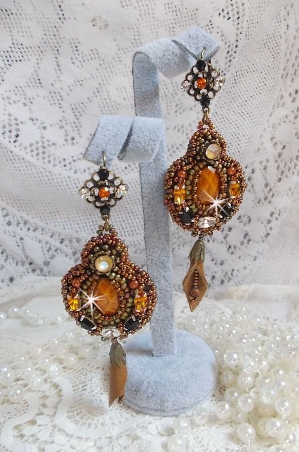 BO Amber Romance skapt med et karamellfarget kuskinn og Swarovski-krystaller.