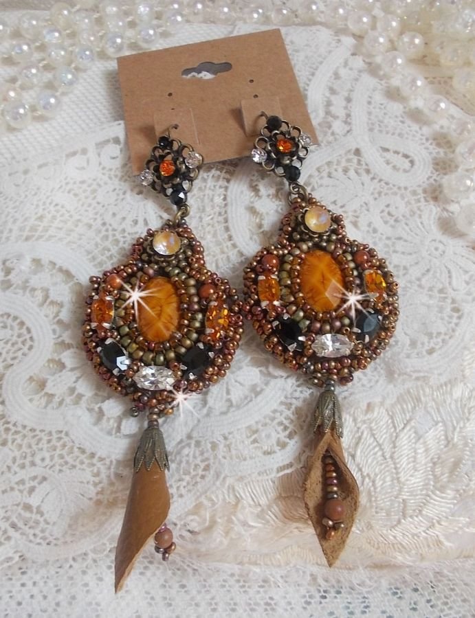 BO Amber Romance skapt med et karamellfarget kuskinn og Swarovski-krystaller.