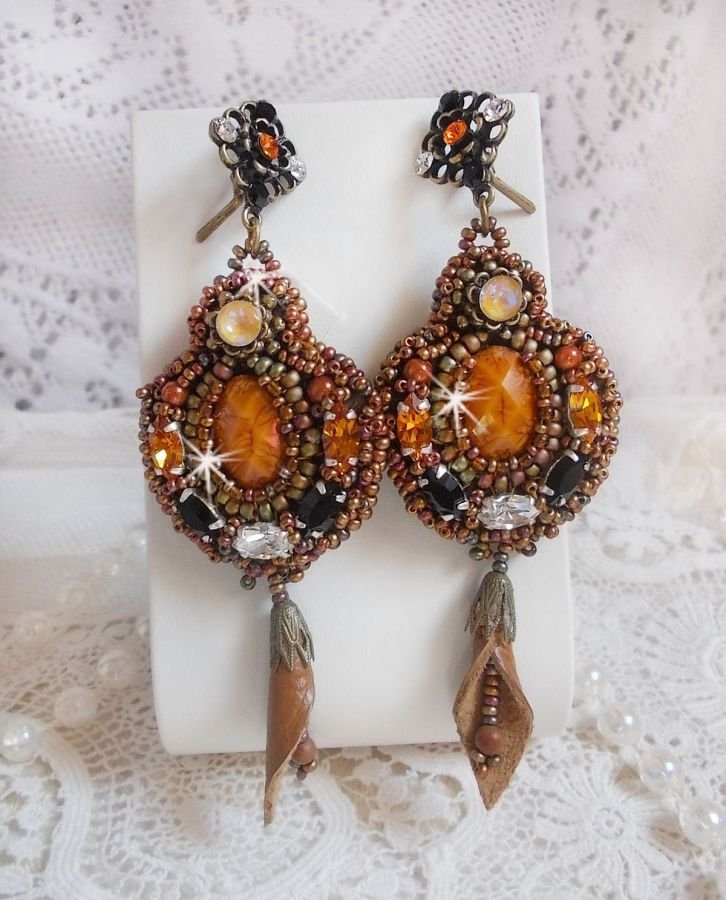 BO Amber Romance skapt med et karamellfarget kuskinn og Swarovski-krystaller.