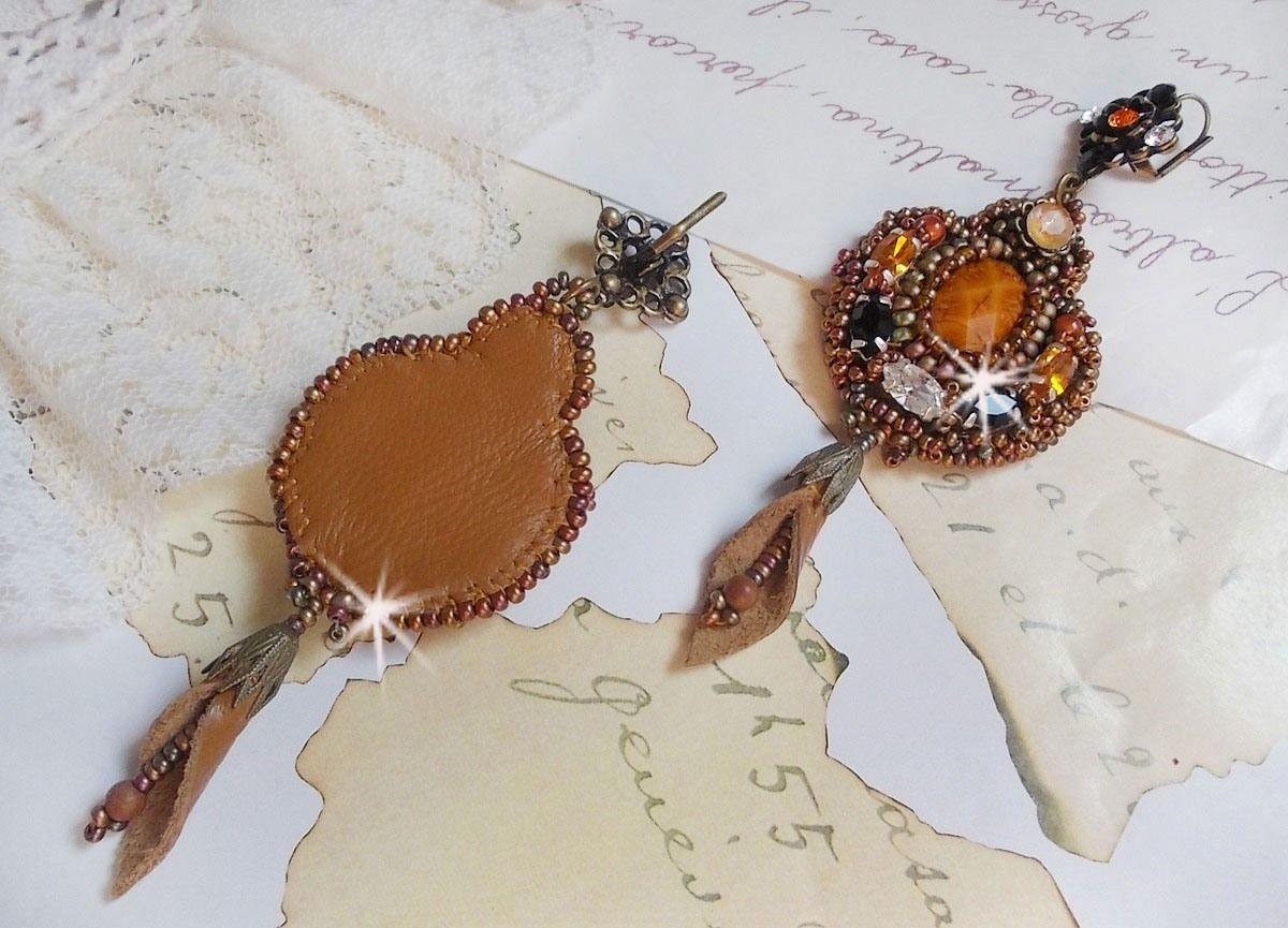 BO Amber Romance skapt med et karamellfarget kuskinn og Swarovski-krystaller.
