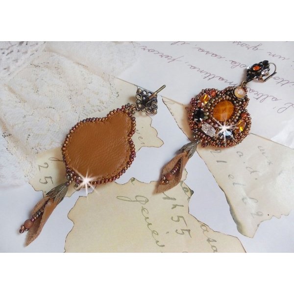 BO Amber Romance skapt med et karamellfarget kuskinn og Swarovski-krystaller.