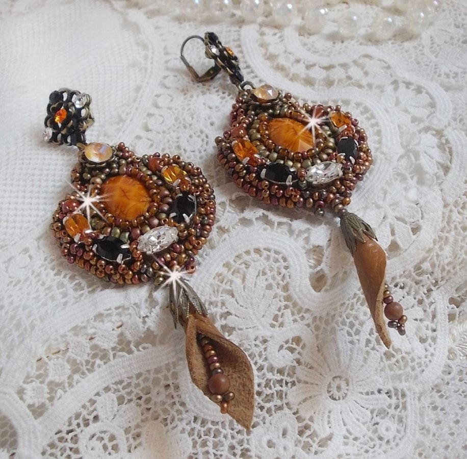 BO Amber Romance skapt med et karamellfarget kuskinn og Swarovski-krystaller.