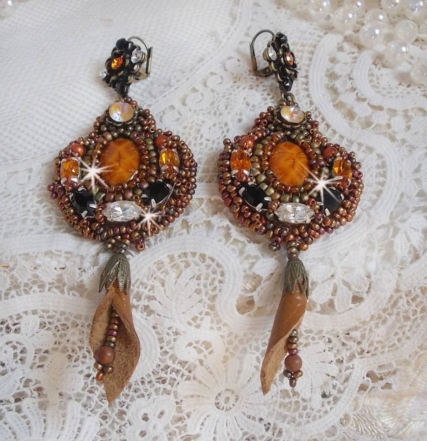 BO Amber Romance skapt med et karamellfarget kuskinn og Swarovski-krystaller.
