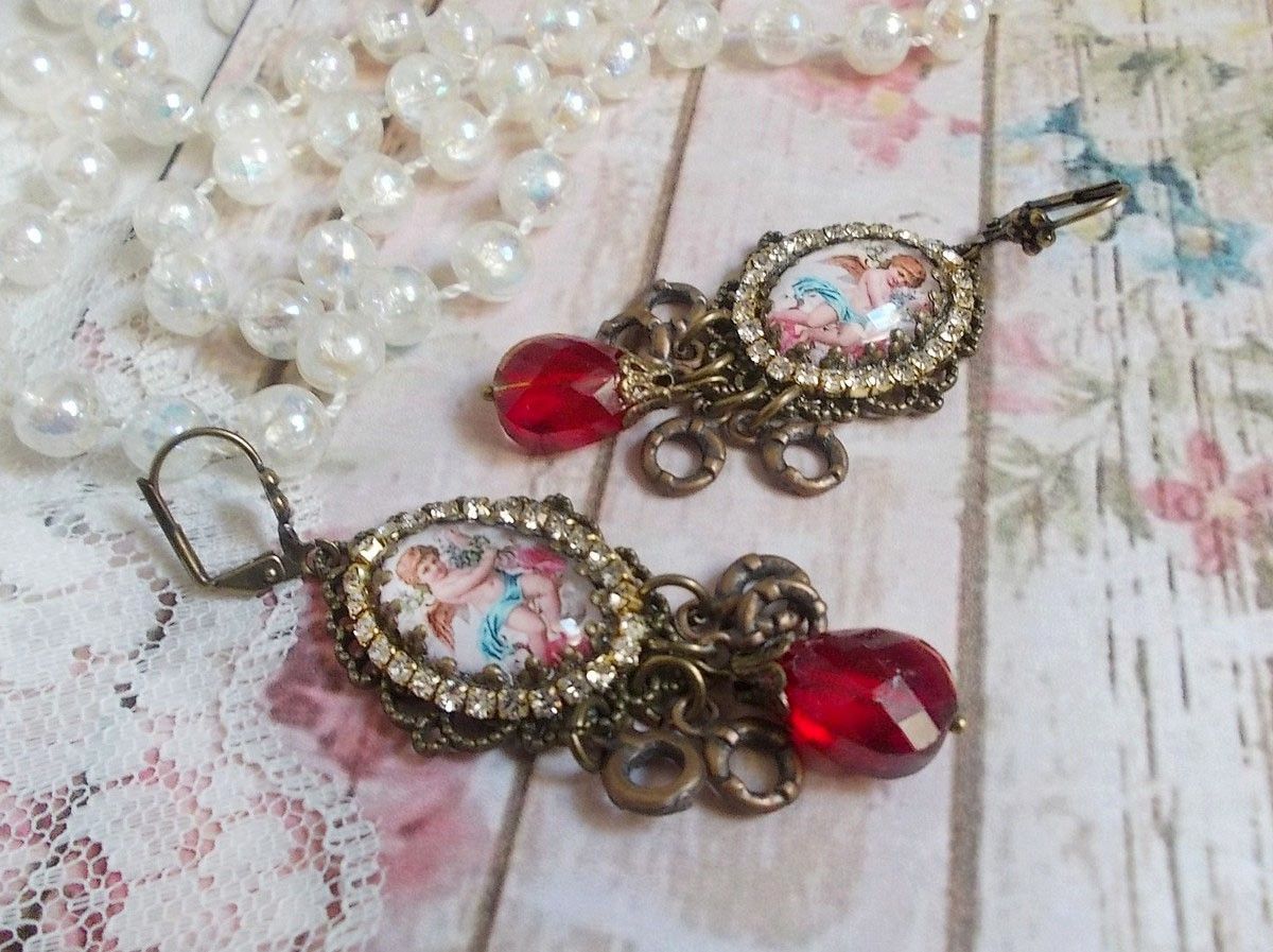 BO Petit Ange laget med forstørrende engel cabochons, krystaller, berlocker og glassperler