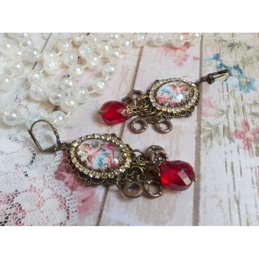 BO Petit Ange laget med forstørrende engel cabochons, krystaller, berlocker og glassperler