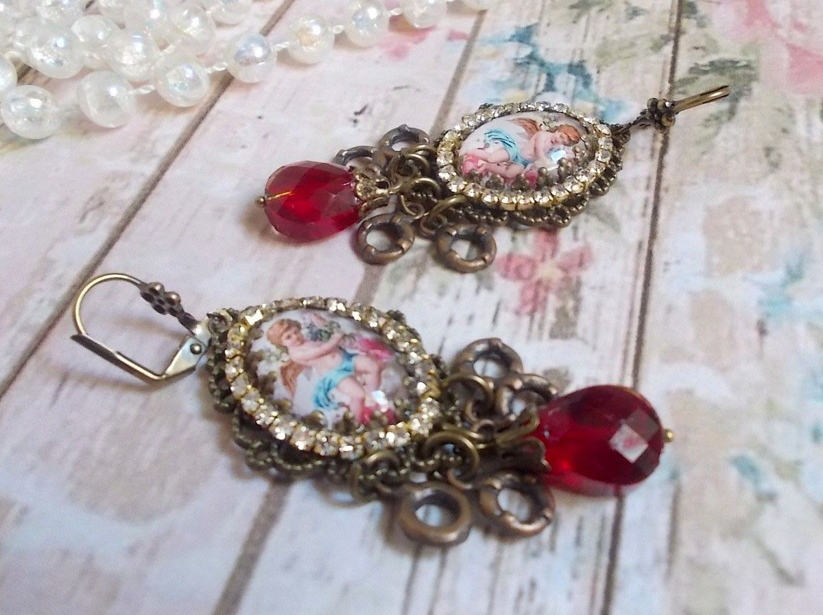 BO Petit Ange laget med forstørrende engel cabochons, krystaller, berlocker og glassperler