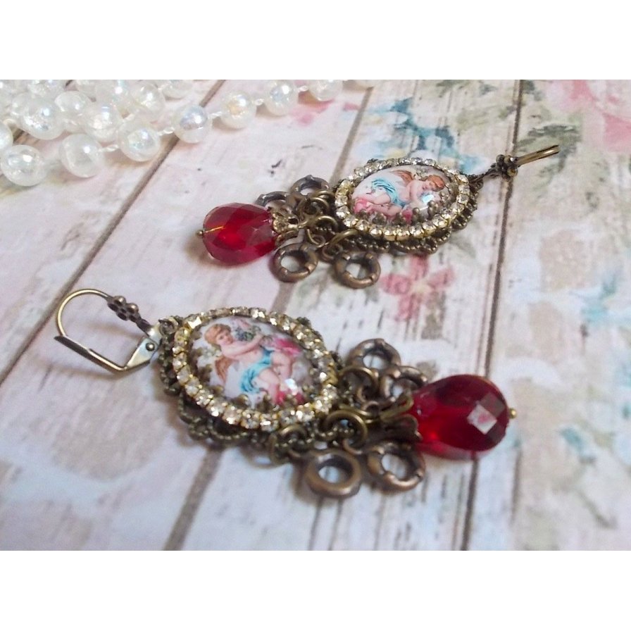 BO Petit Ange laget med forstørrende engel cabochons, krystaller, berlocker og glassperler