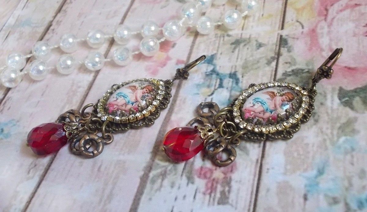 BO Petit Ange laget med forstørrende engel cabochons, krystaller, berlocker og glassperler