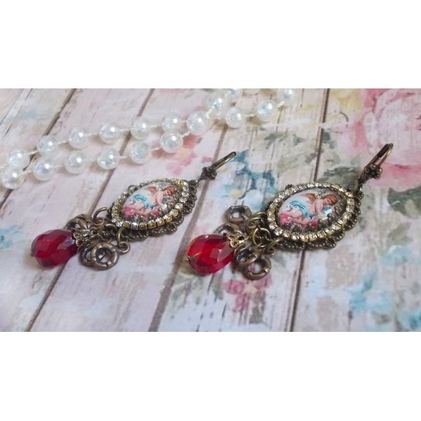 BO Petit Ange laget med forstørrende engel cabochons, krystaller, berlocker og glassperler